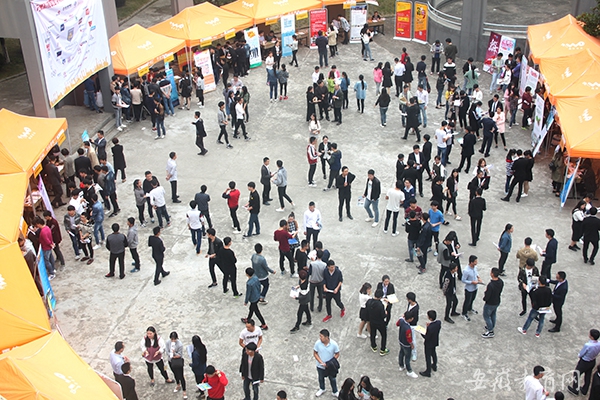 人头攒动66.jpg