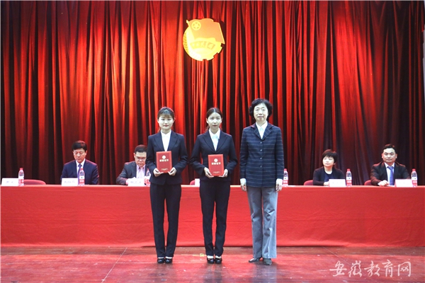 院长江舒为国家奖学金获得者童梦梦👩🏿🔧、章颖颁奖.jpg