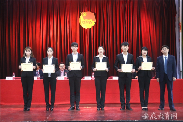 党委书记王宜为获得国家励志奖学金同学颁奖.jpg