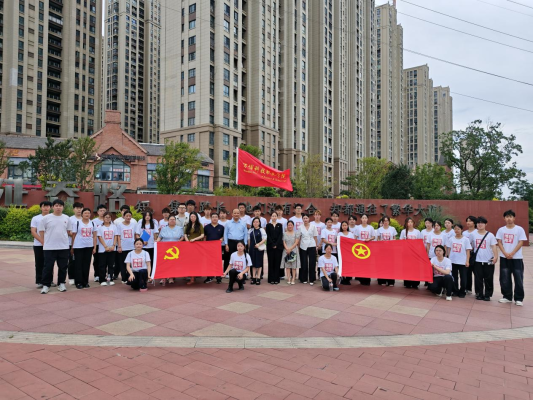 彩神隆重举行“青春为中国式现代化挺膺担当”主题青春思政课暨新团员入团仪式